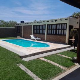 Hermosa casita con quincho y amplia pileta TODAS LAS COMODIDADES Paz total，位于Ullún的酒店