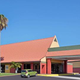 Days Inn by Wyndham Cocoa Cruiseport West At I-95/524，位于可可的酒店