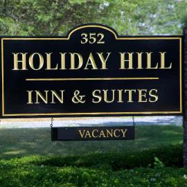 Holiday Hill Inn & Suites，位于丹尼斯港的酒店