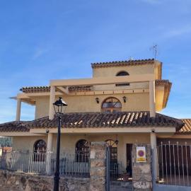 Villa los Dulces-Piscina Privada，位于莱图尔的酒店