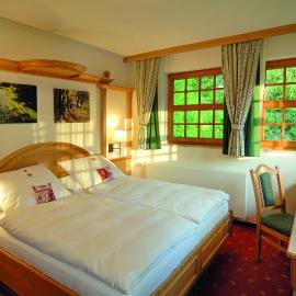 Hotel Alpenhof - ruhige Wohlfühloase zwischen München, dem Fünf-Seenland und den Bergen, in S-Bahnnähe,位于高廷的酒店