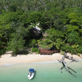 Entire Beach Front Resort Home - Tides Reach Beach House，位于Saraotou的酒店