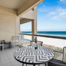 Belle Escapes - Beachfront Balcony Glenelg，位于格莱内尔格的酒店