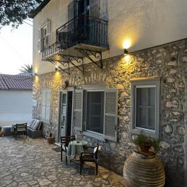 Piteoussa rooms，位于伊兹拉的酒店