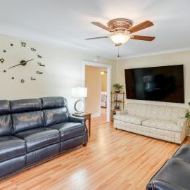 Charming Milton Home w/ Porch - 5 Mi to VIR!，位于Milton的酒店