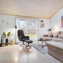 Luxurious Home In Strandby With Sauna，位于斯特兰比的酒店
