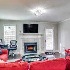 Comfy Augusta Condo w/ Deck ~ 4 Mi to Olde Town，位于奥古斯塔的酒店