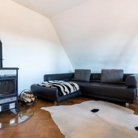 Doppelhaus- Villa Leipzig Schleußig , moderner Altbau Apartment Dachetage mit 2 Schlafzimmern und separatem Zusatzzimmer , Parkplatz - Balkon - Kamin - Eicheparkett - Arbeitsplatz,位于莱比锡的酒店