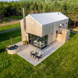 Spruce - Luxury Oceanview Cottage with Hot Tub & Private Beach Access near Cabot Trail，位于Margaree Harbour的酒店