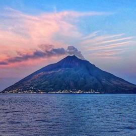 Stromboli Suite Apartment with Terrace Volcano & Sea view，位于斯特龙博利的酒店
