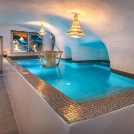 Mystagoge Retreat cave with an indoor pool and gym，位于弗通的酒店