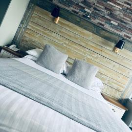 Inn On The Prom At The Fernlea Hotel，位于莱瑟姆-圣安妮的酒店