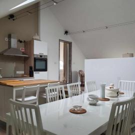 Gîte rural 3 épis "Aux Pieds des Ar'den" - chambre 1 isolée et chambre 2 dans hall de nuit - 34 rue du Château à 5564 Wanlin - 4 adultes et 2 enfants，位于乌伊埃的酒店