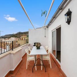 Sunny house in Onil with terrace and bbq，位于Onil的酒店