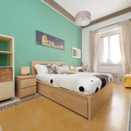 CASA GIULIANA -2 baths, 3 big bedrooms with 9 sleeps, bed-free living room with 2 sofas, efficient kitchen -Family friendly -2nd floor elevator mansion in Umbertino style -600 meters from Vatican & Ottaviano metro -Secure, quiet, wealthy, accessible area，位于罗马的酒店