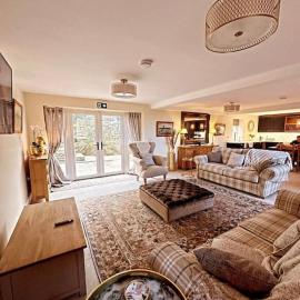 Converted Barn with Hot Tub, The Hayloft.，位于康福斯的酒店