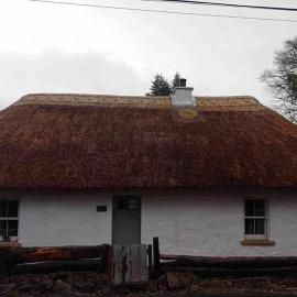 Traditional Irish Thatched Cottage，位于Florencecourt的酒店