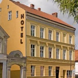 SHotels przy Restauracji Stodoła，位于巴尔托希采的酒店