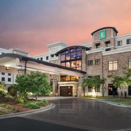 Embassy Suites by Hilton Fayetteville Fort Bragg，位于费耶特维尔的酒店