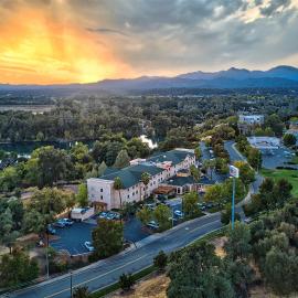 Hilton Garden Inn Redding，位于雷丁的酒店