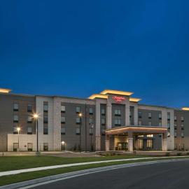 Hampton Inn By Hilton Wichita Northwest，位于Maize的酒店