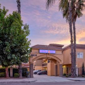 Motel 6 South Gate CA，位于南门的酒店
