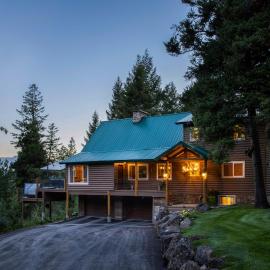 Wyoming Cabin w/ Hot Tub & Mountain-View Deck，位于Thayne的酒店