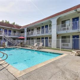Motel 6-Pinole, CA，位于皮诺尔的酒店