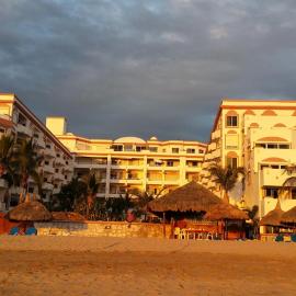 Maz4you Beachfront Condo，位于马萨特兰的酒店