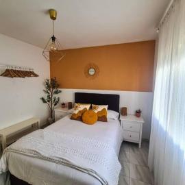 Nice beachside 2-BD apt near Barcelona，位于库尼特的酒店