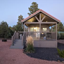 Cozy Cabin in a fun mini cabin resort!，位于Overgaard的酒店