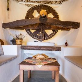 AXONI WINDMILL HOUSE，位于Óthos的酒店