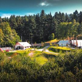 PINIALE GLAMPING TRIB，位于Bughea de Jos的酒店