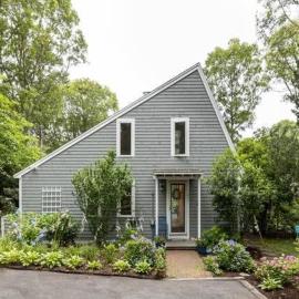 Stay On The Cape Vacation Rentals: Contemporary Saltbox In New Seabury，位于马什皮的酒店