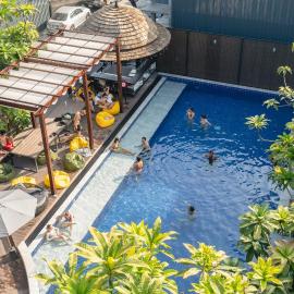 Sea Beach Hostel & Club Beachfront 18-39 years only，位于奥南海滩的酒店