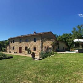 Panoramic view from stone Apartment- Pool and A/C，位于蒙特瓦尔基的酒店