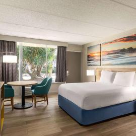 Days Inn by Wyndham Cocoa Beach Port Canaveral，位于可可比奇的酒店