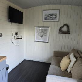 Glamping Hut - Sleeps 2 hot tub & parking，位于威尔斯浦的酒店