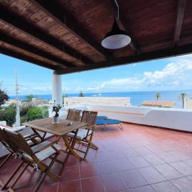 Villa Margherita - Appartamenti a due passi dal corso di Santa Marina Salina a 100 mt dalla spiaggia，位于圣马里纳萨利纳的酒店