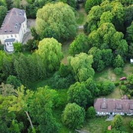 „Altes Forsthaus“ am Schloss，位于于尔岑的酒店