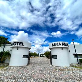 HOTEL MINA REAL,位于Cedral的酒店