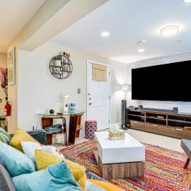 Pet-Friendly DC Area Condo w/ Yard!，位于银泉的酒店