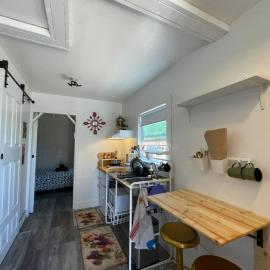 Petite Guesthouse with Kitchenette and Private Bathroom，位于伊莎贝拉湖的酒店