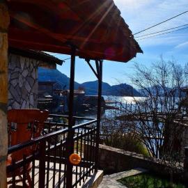 Lakeside oasis home Karuc，位于Karuč的酒店