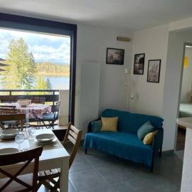 Beau Duplex, au bord du lac Saint-Point，位于马尔比伊松的酒店