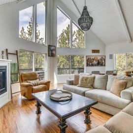 Serene Big Bear Retreat w/ Hot Tub + Game Room!，位于大贝尔城的酒店