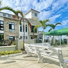 REEF HOUSE BACNOTAN beige sand beach front with Swimming pool，位于Bacnotan的酒店