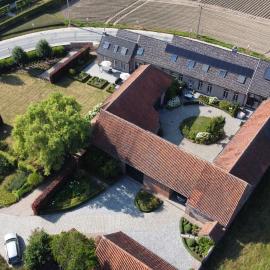 Hermelgemhoeve - Zonnebloem，位于兹瓦尔姆的酒店