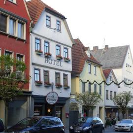 Hotel Café Rhönperle,位于萨勒河畔巴特诺伊施塔特的酒店
