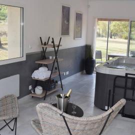 Villa Gard'iguette avec SPA entre vignes &garrigue，位于Carnas的酒店